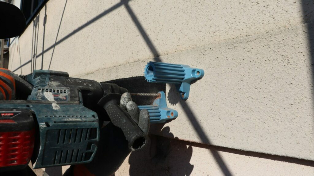 Fixation d’une charge lourde sur une façade avec isolation thermique par l’extérieur